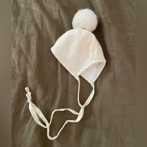 Cream Briar pom bonnet hat. Good condition. Size 0-3 months